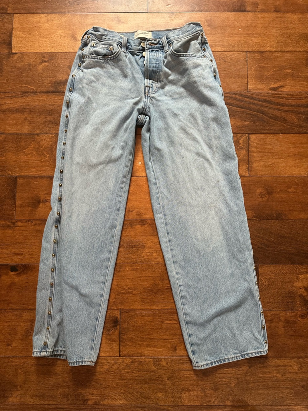 Universal Thread Light Blue Relaxed Womens Jeans with gold embellishment on side